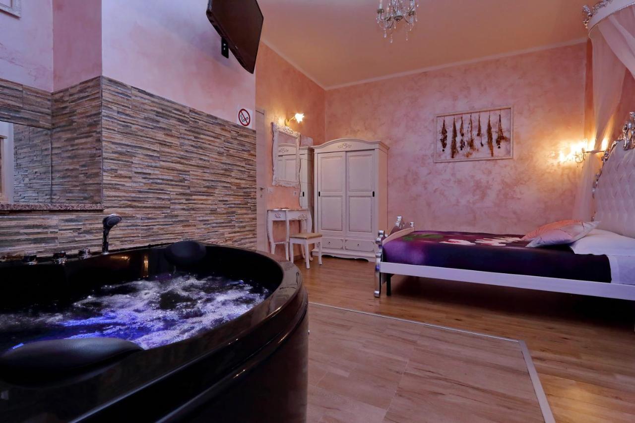 Deluxe Rooms And Chilling Jacuzzi Suite Guesthouse Roma Exterior foto